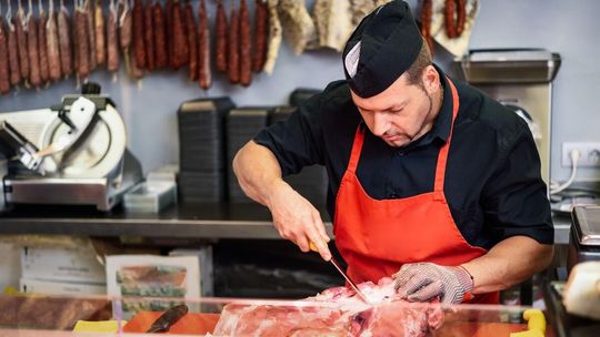 „Polskie mięso” z zagranicy. Brak flag i sprzedaż po terminie przydatności. Kary! „Polskie mięso” z zagranicy. Brak flag i sprzedaż po terminie przydatności. Kary!