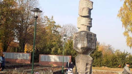 Pomnikami zajmie się teraz IPN