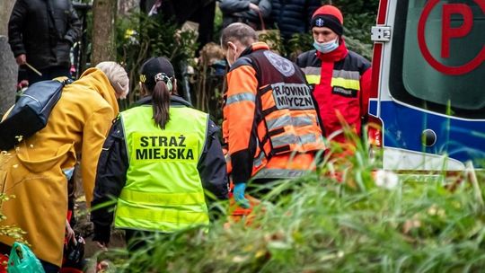 Pomocy musieli udzielić kilku osobom i wezwać karetkę Pomocy musieli udzielić kilku osobom i wezwać karetkę