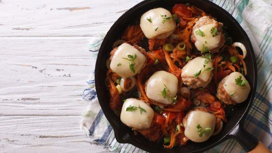 Pomysł na świąteczny obiad, czyli pyszne pulpety drobiowe z duszonymi warzywami i żółtym serem!