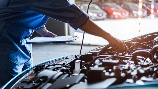 Zarobki mechaników sięgają 17 tys. zł. Dlaczego w warsztatach brakuje rąk do pracy