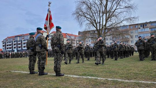 Ponad 130 żołnierzy składa przysięgę wojskową na gryfińskim nabrzeżu [FOTO]