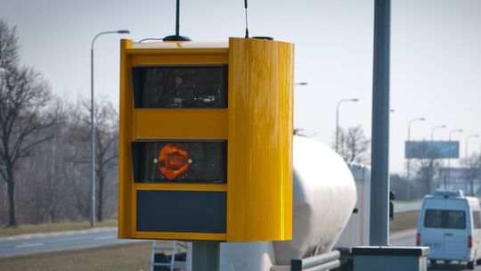 Rekordowe ilości mandatów z fotoradarów, odcinkowych pomiarów prędkości i za przejazd na czerwonym świetle Rekordowe ilości mandatów z fotoradarów, odcinkowych pomiarów prędkości i za przejazd na czerwonym świetle