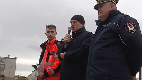 Ponad pół godziny na zimnie i wietrze. Tak uczniowie czekali na gości 