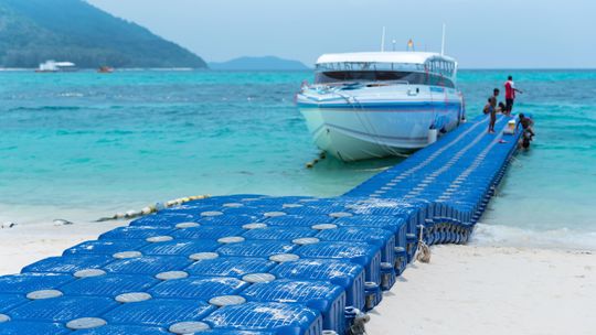 Ponton – tymczasowe przedłużenie lądu. Poznaj jego najpopularniejsze zastosowanie