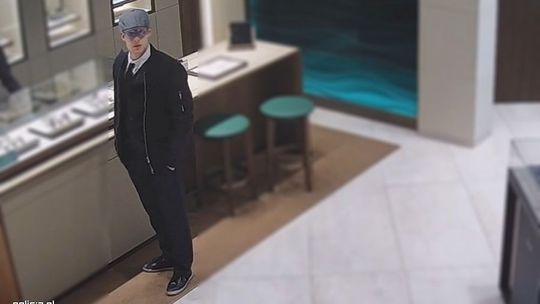 Poprosił o Rolexa za 144 tys. zł i wybiegł ze sklepu. Policja udostępnia zdjęcie Poprosił o Rolexa za 144 tys. zł i wybiegł ze sklepu. Policja udostępnia zdjęcie