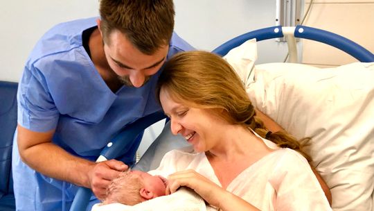 Poród wśród odgłosów dżungli, zapachu lawendy, dzikiej pomarańczy oraz światła solnej lampy 