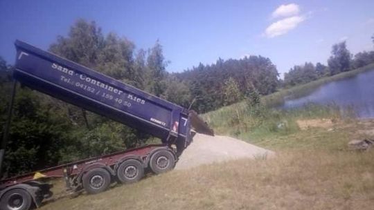 Porządkowali teren nad jeziorem. Ogłosili zbiórkę na piach 