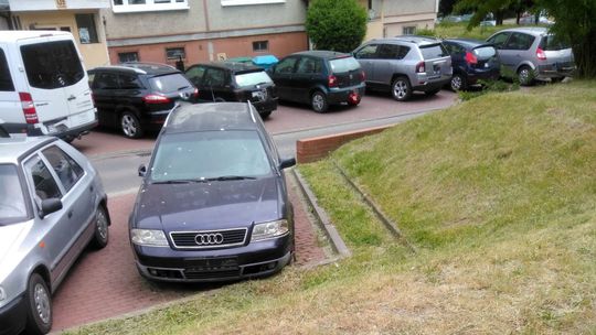 Porzucone auta zajmują miejsca parkingowe nawet kilka lat - zauważa czytelnik