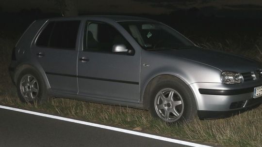 Porzucone auto stoi przy drodze