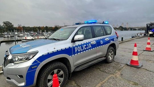 Pościg i kąpiel w zimnej wodzie. Nastolatek próbował oszukać mundurowych podając dane brata Pościg i kąpiel w zimnej wodzie. Nastolatek próbował oszukać mundurowych podając dane brata