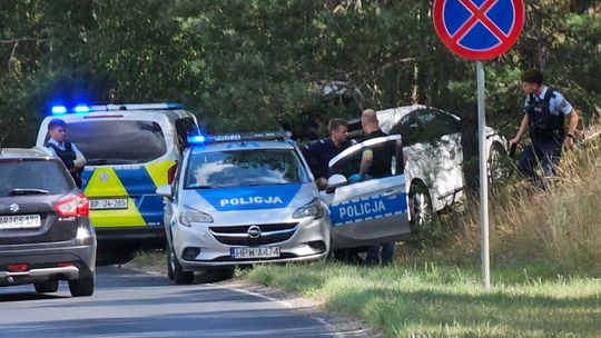 Pościg na granicy! Kradzione auto wjechało w skarpę w Osinowie Dolnym. Polsko-niemiecka obława na wozaka! [ZDJĘCIA]