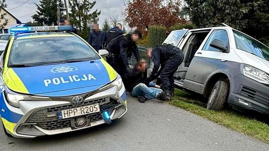 Pościg za skradzionym volkswagenem transporterem zakończył się w Odrze