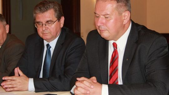 Poseł namawia do śpiewania pieśni patriotycznych