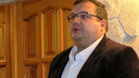 Poseł PiS porównuje marszałka do Dziewicy Orleańskiej. Marszałek odpowiada: to początek brudnej kampanii samorządowej