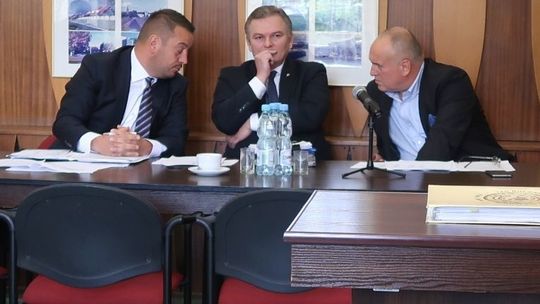 Pospiesznie wycofali dwie uchwały