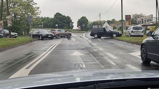 Pospieszył się i zablokował całą Łużycką. Kierowców przewieziono do szpitala