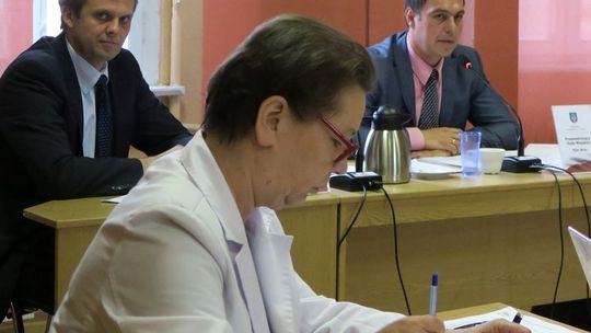 Postawieni pod ścianą?