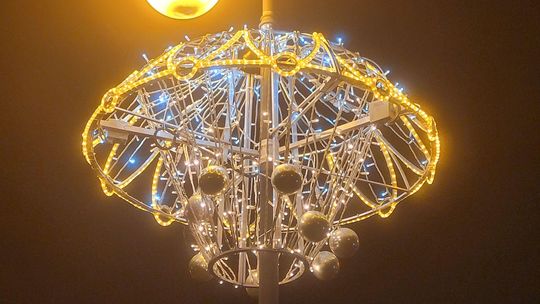 Postawili na świetlne choinki. Na latarniach pojawiły się nowe ozdoby