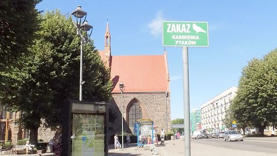 Postawili tabliczkę z zakazem. To pomysł na czystszy plac.