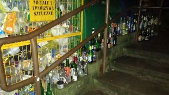 Posylwestrowa "wystawa" kolejny dzień czeka na uprzątnięcie 