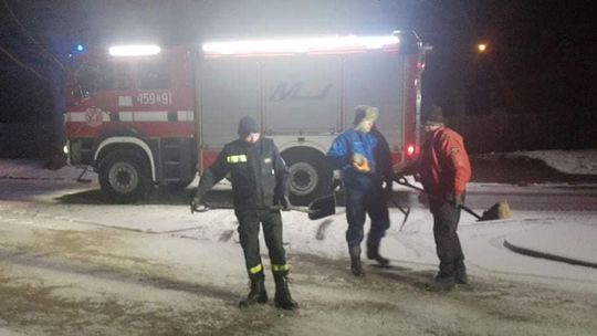 Posypywali oblodzone drogi i chodniki, odśnieżali gminne trasy [ZDJĘCIA]