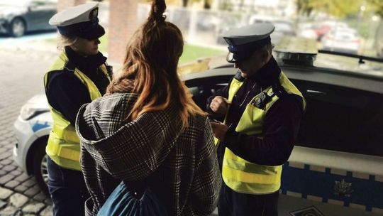 Poszukiwana wpadła w głupi sposób - przechodziła przez jezdnię w niedozwolonym miejscu