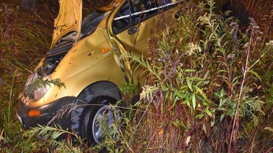 Poszukiwany uciekał matizem przed policją. Pijany wpadł do rowu