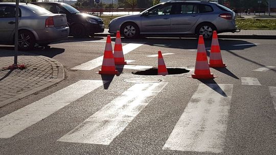 Potężna dziura paraliżuje ruch w Gryfinie