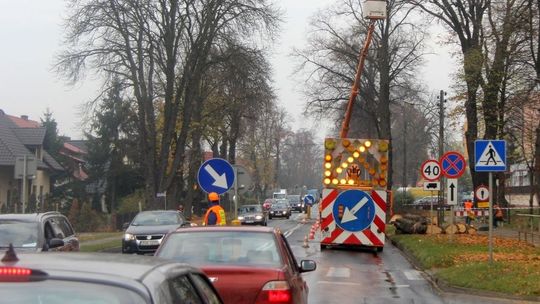 Potężne drzewa padają. Korki na Łużyckiej się tworzą.