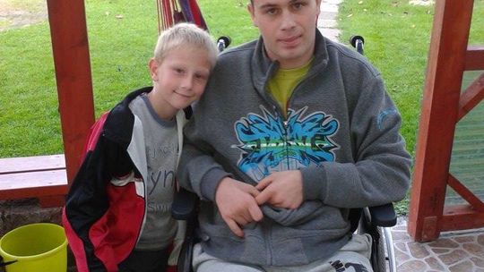 Potrącił go samochód. Pomóżmy w rehabilitacji Zbysia