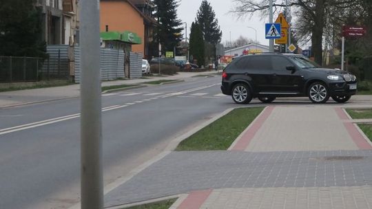 Potrącił piesze przed komisariatem policji