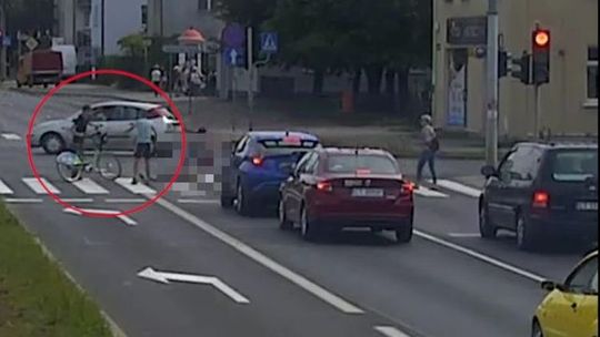 Potrącił rowerem staruszkę i uciekł. Kobieta zmarła w szpitalu Potrącił rowerem staruszkę i uciekł. Kobieta zmarła w szpitalu