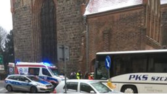 Potrącony na pasach przez autobus