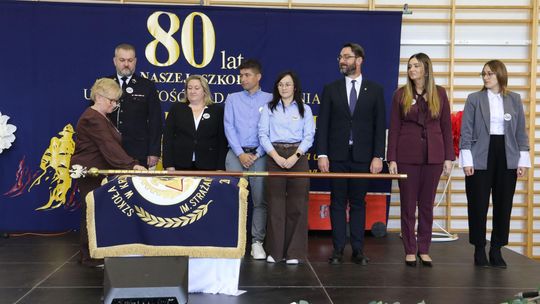 Potrójny ceremoniał podczas święta w Szkole Podstawowej w Krzywinie. Strażacy bohaterami