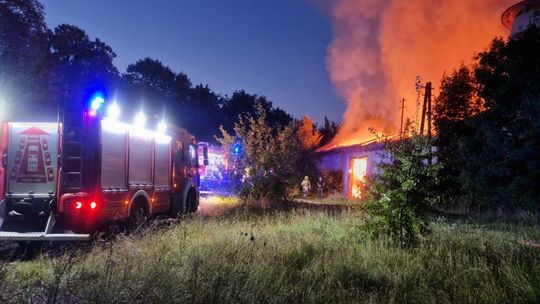 Spalił się budynek. Potrzebna pomoc pogorzelcom, opiekującym się końmi
