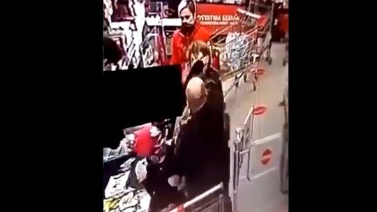 Powalił kobietę w sklepie, bo zwróciła mu uwagę