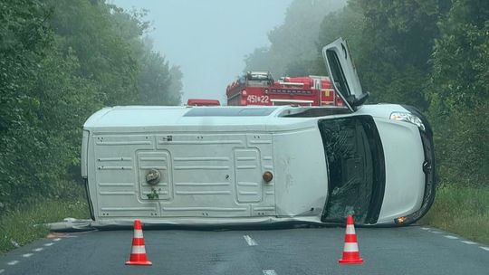 Poważny wypadek na DW 121 w gminie Gryfino. Kierowca przysnął i uderzył w busa