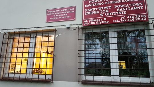 Powiatowe sanepidy mają przestać podawać wyniki zakażeń