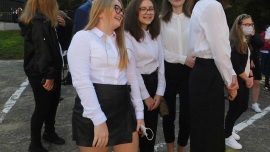 Powitania, emocje i radość towarzyszyły inauguracji roku szkolnego w Gryfinie