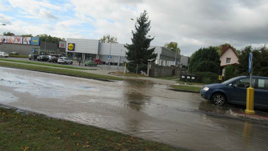 Powódź na ulicy Łużyckiej. Kierowcy, uważajcie!