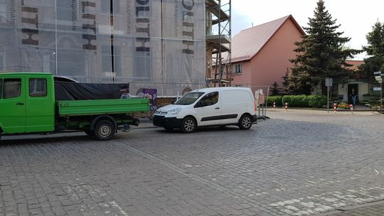 Powolna odbudowa kamienicy i blokowanie przejścia Powolna odbudowa kamienicy i blokowanie przejścia