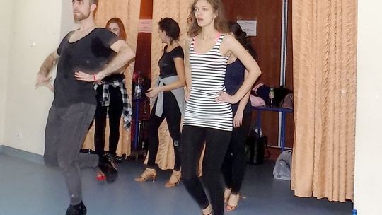 Powtarzają za nim każdy krok