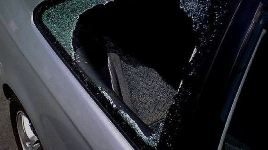 Powybijał szyby i skakał po samochodzie