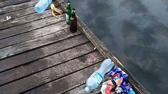 Powyrywane deski i śmieci – to efekt pobytu pewnej grupki nad jeziorem