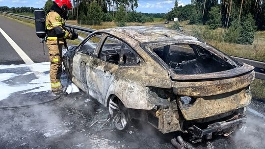 Pożar BMW. Samochód spłonął doszczętnie [ZDJĘCIA]