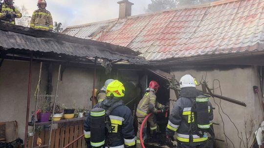 Pożar budynku mieszkalno-gospodarczego gasiło 8 zastępów straży [FOTO]