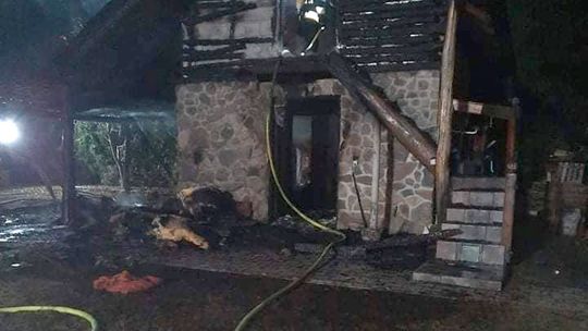 Pożar domku gasiło w nocy pięć zastępów straży