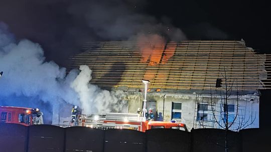 Pożar domu. Jedna osoba w szpitalu. Sprawą zajęła się policja