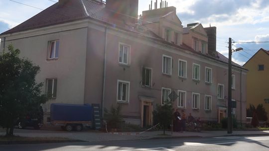 Pożar mieszkania w budynku wielorodzinnym. Jedna osoba w szpitalu